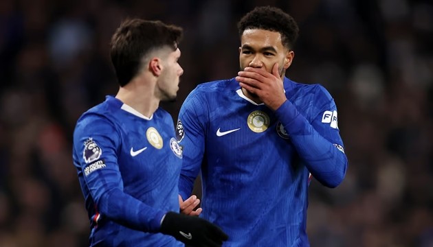 Pedro Neto và Reece James.