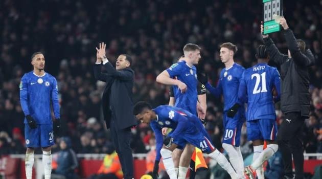 Chelsea tấn công bế tắc.