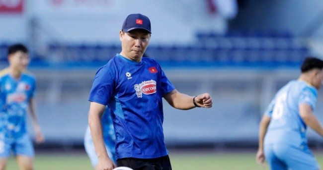 HLV Kim Sang-sik đứng trước bài toán khó về nhân sự.