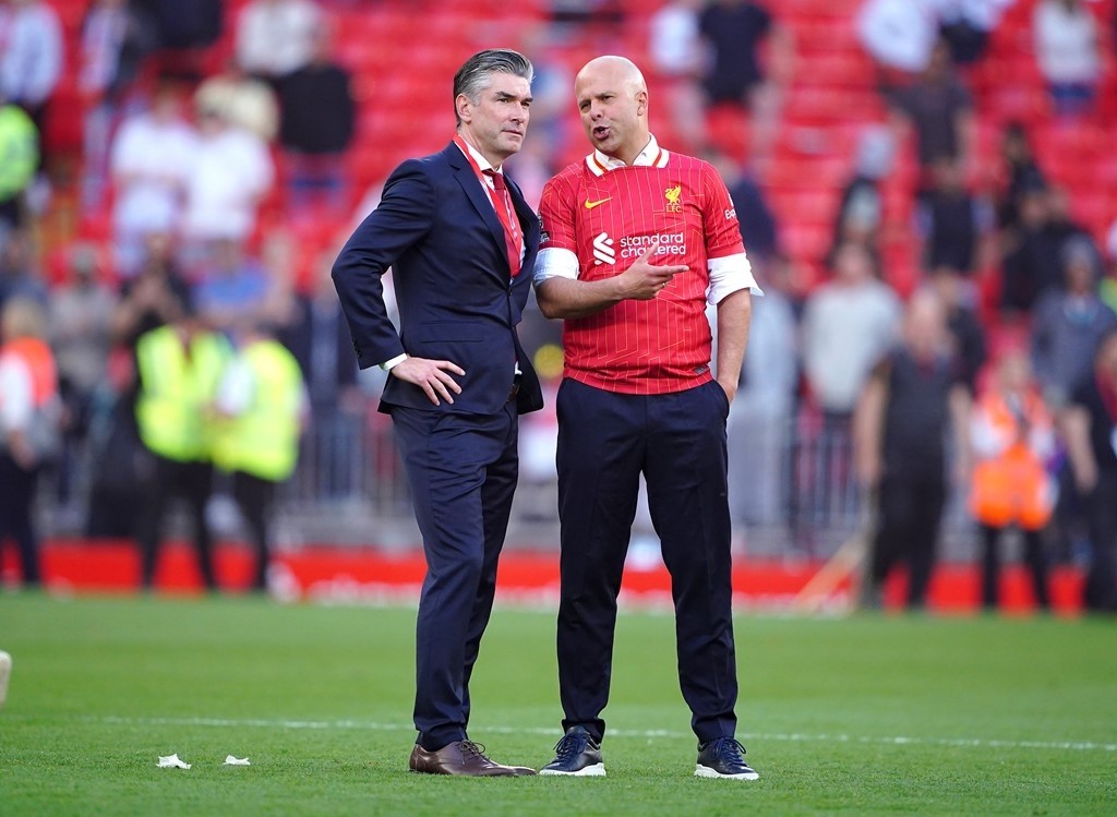 Giám đốc thể thao Richard Hughes và HLV Arne Slot.