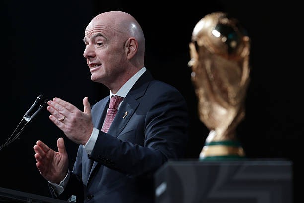 Chủ tịch FIFA, Gianni Infantino bày tỏ quan điểm dỡ bỏ lệnh cấm thi đấu với các đội tuyển bóng đá Nga.