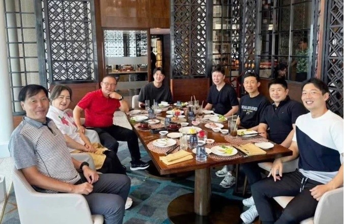 HLV Park Hang Seo dùng bữa với HLV Kim Sang Sik.