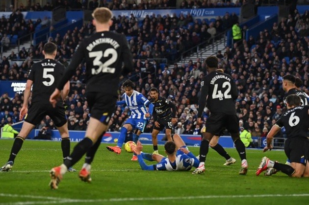  Mitoma đã tăng giá mạnh sau khi đến Anh.