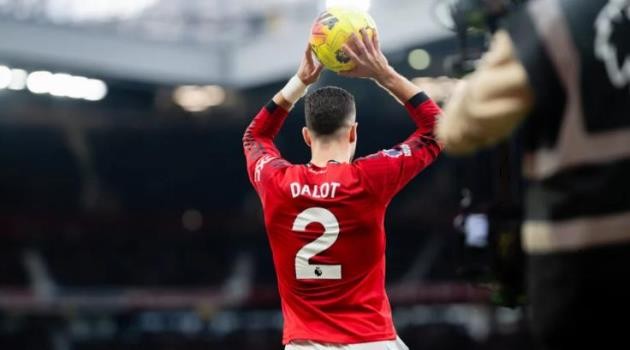 Dalot được 'tiền bối' khen ngợi hết lời.