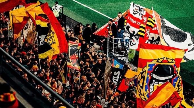 Đỏ và vàng là 2 gam màu đặc trưng của Lens.