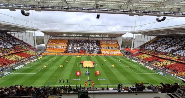 Chú thích: Khán đài sân Bollaert-Delelis luôn được phủ kín bởi sắc đỏ vàng.