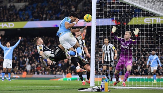 Mar thường xuyên đe dọa khung thành Newcastle.