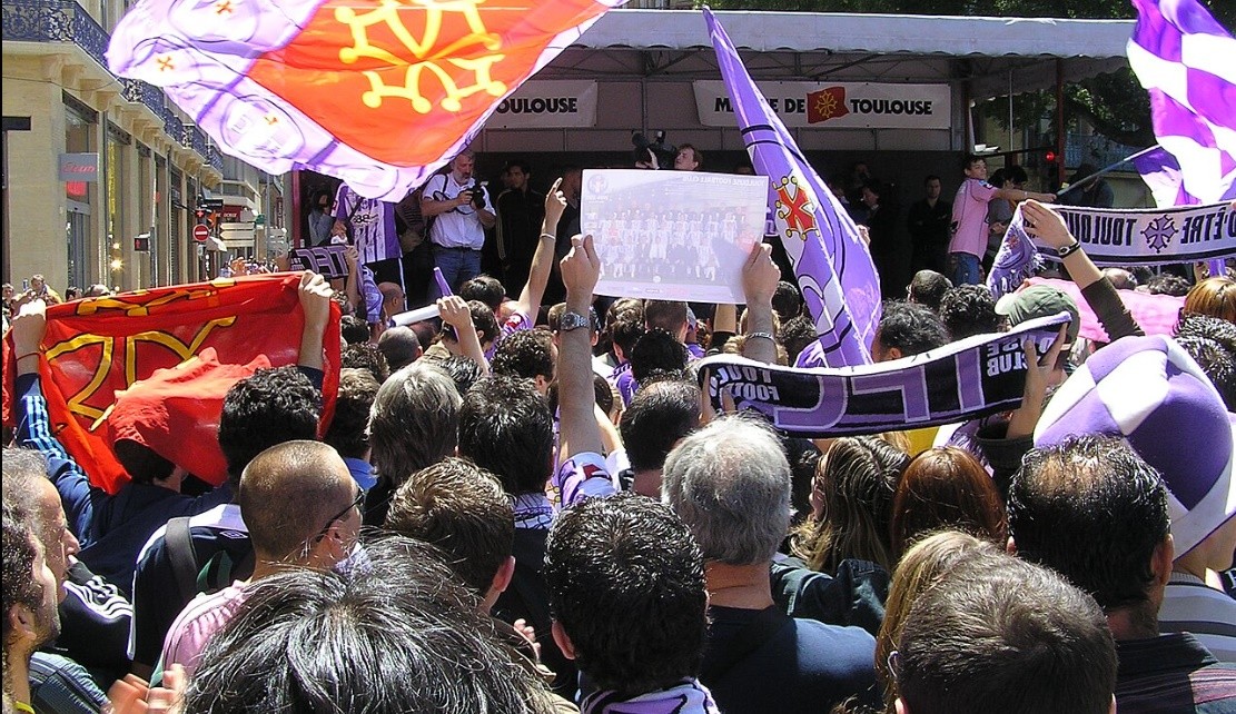 Các cổ động viên Toulouse ăn mừng việc CLB giành quyền tham dự UEFA Champions League mùa giải 2007–08.