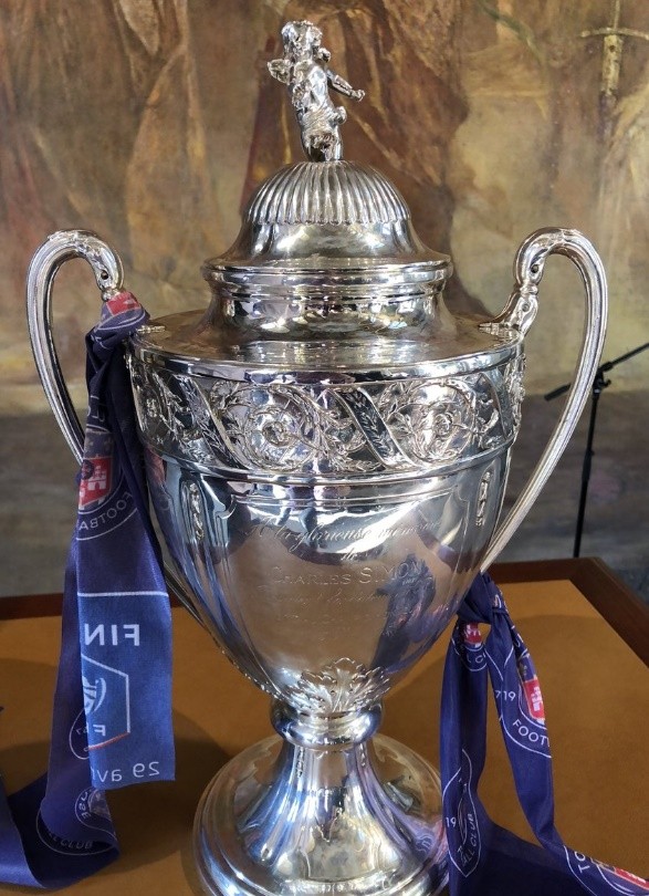 Chiếc cúp Coupe de France mùa giải 2022–23 đang được trưng bày tại Capitole ở Toulouse .