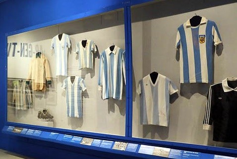 Một số mẫu áo đấu lịch sử của Argentina được trưng bày vào năm 2022.