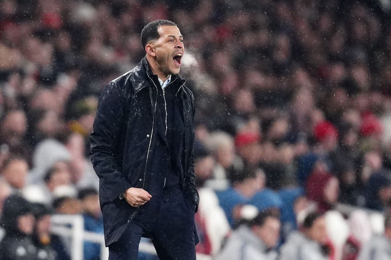 Rosenior hé lộ lý do nổi nóng.