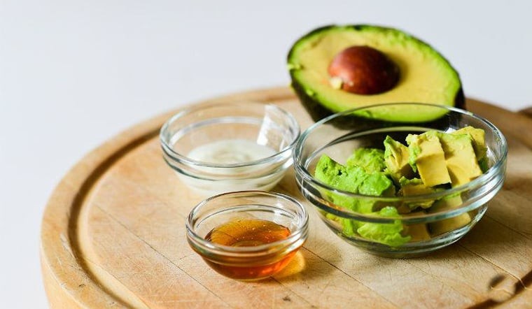  Mật ong còn giúp hút ẩm từ môi trường, duy trì độ ẩm ổn định và làm dịu những vùng da đang khô căng. 