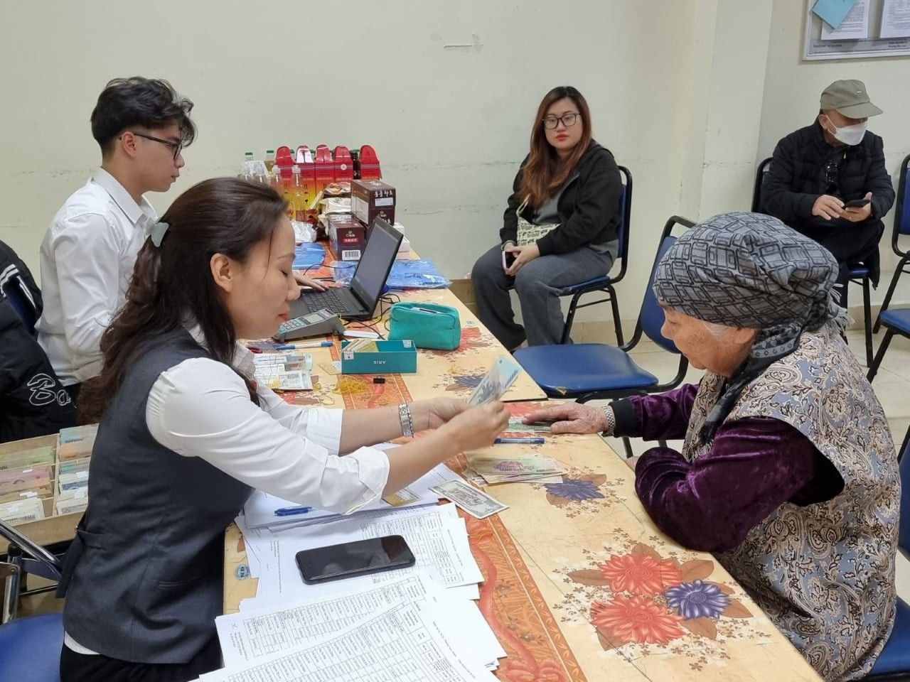 Người cao tuổi ở Hà Nội có thể nhận thêm 1,5 triệu đồng, cùng với 2 tháng lương gộp. (Ảnh minh họa)