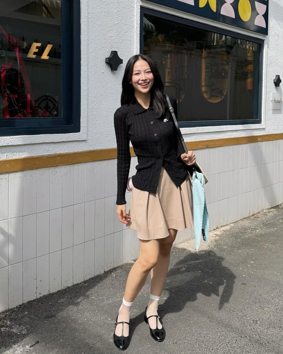 Cách sử dụng màu sắc khéo léo giúp phong cách của cô nổi bật nhưng không hề phô trương.