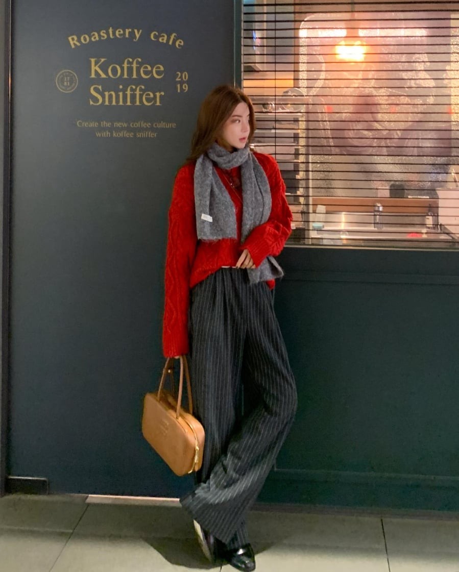 Họa tiết kẻ giúp trang phục trở nên nổi bật một cách tinh tế, không quá phô trương nhưng vẫn đủ để tạo dấu ấn riêng. 