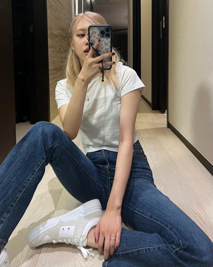 Những đôi sneaker trắng hay dép xỏ ngón tối giản càng làm nổi bật tinh thần phóng khoáng, đúng với phong cách đời thường mà cô theo đuổi.