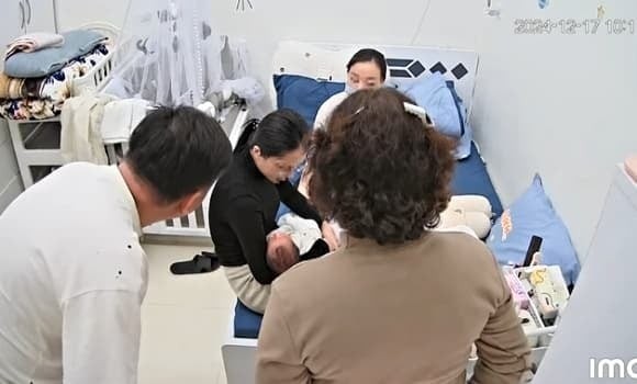 Ở chiều ngược lại, người vợ bày tỏ sự tủi thân khi cho rằng mẹ chồng không muốn mẹ ruột của cô xuống hỗ trợ chăm sóc sau sinh do không có thiện cảm với thông gia.