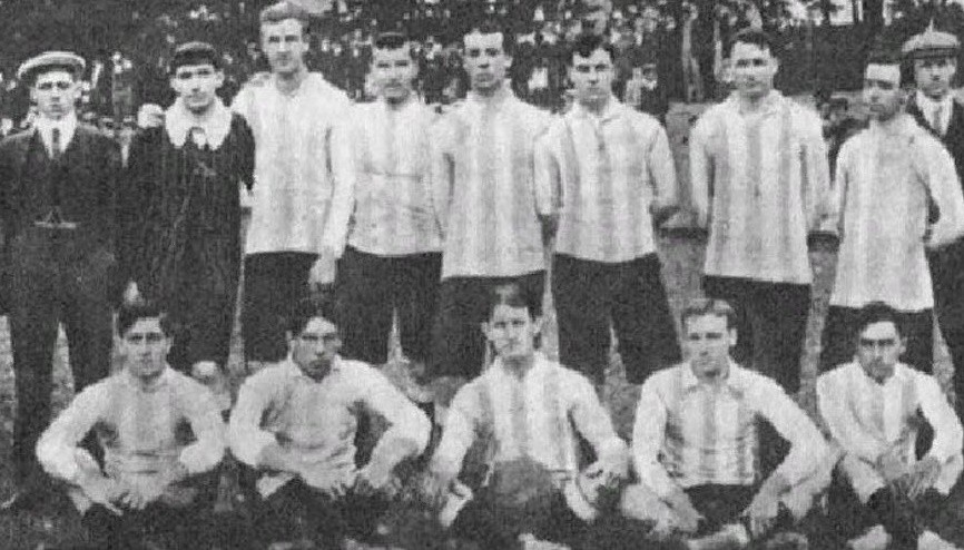 Chiếc áo đấu màu xanh nhạt và sọc trắng lần đầu tiên được tuyển Argentina mặc vào tháng 7 năm 1908 trong một trận giao hữu ở Sao Paulo.