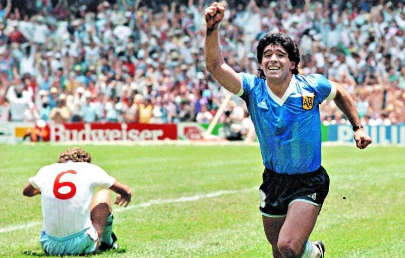 Diego Maradona ăn mừng bàn thắng thế kỷ của mình vào lưới Anh năm 1986.