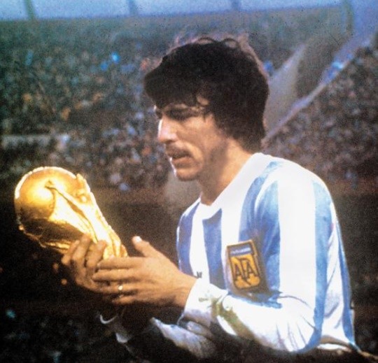 Daniel Passarella cùng đội tuyển Argentina giành chức vô địch World Cup.