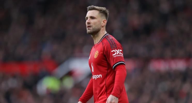 Luke Shaw cần người chia lửa.
