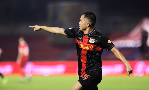 Quang Nho không thể ra sân vì bị treo giò.