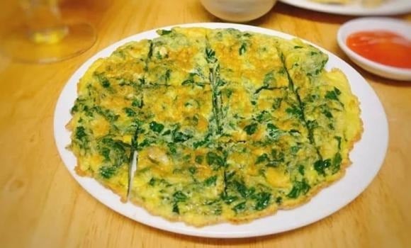 Ngải cứu chần sơ qua nước sôi, vắt ráo rồi cắt nhỏ. 