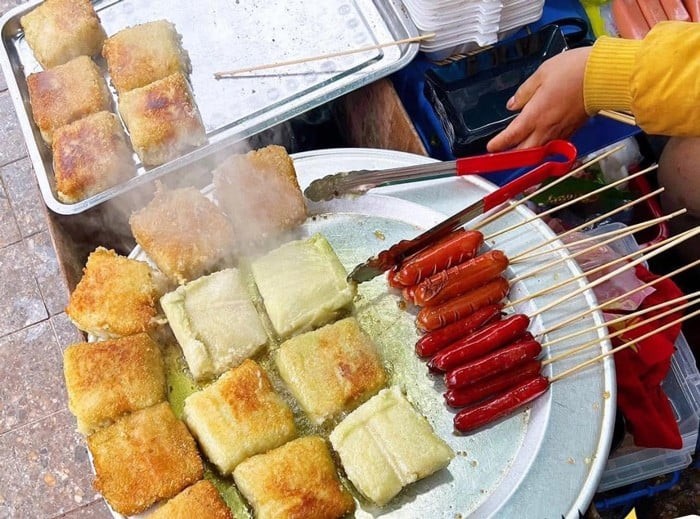 Đợi cho một mặt của bánh chưng vàng thì lật mặt. Rán mặt kia bình thường sau đó lại ấn và vun lại thành miếng tròn rán vàng mặt tiếp theo. Sau khi hai mặt cứng hơn thì lật đi lật lại dễ dàng hơn.