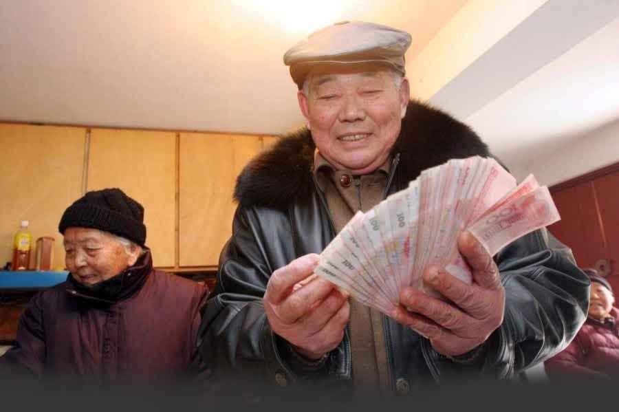 Có khi ngồi yên trong sân nhà, nghe gió thổi cũng đã là một loại giàu sang.