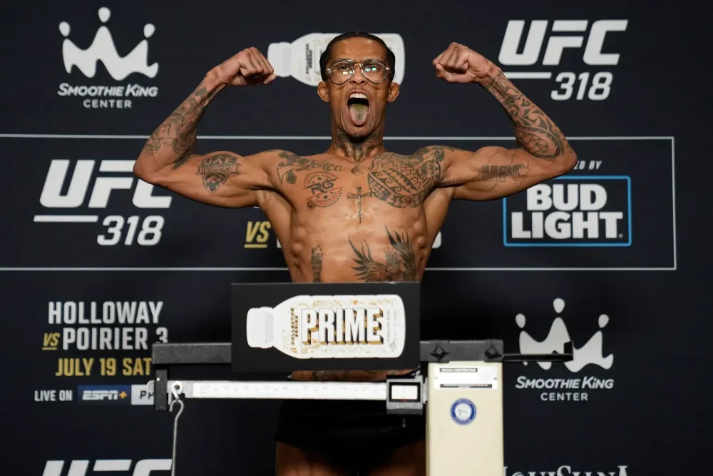 Vinicius Oliveira trên bàn cân tại sự kiện UFC 318