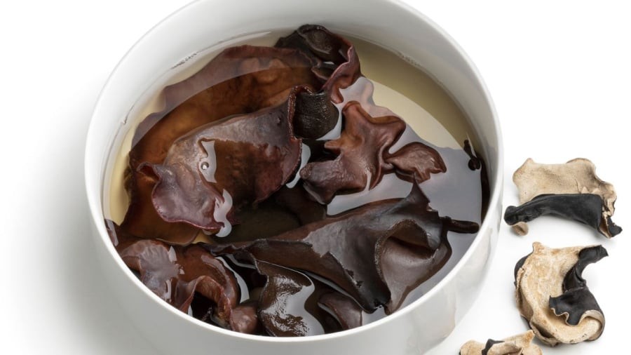 Bạn có thể ngâm mộc nhĩ trong nước muối ấm.