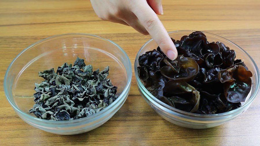 Ngâm mộc nhĩ với nước ấm, kết hợp cùng bột mì và đường giúp tăng hiệu quả làm sạch, rút ngắn thời gian sơ chế.