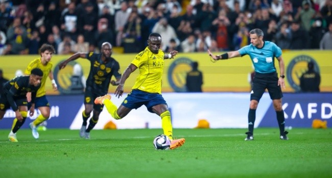 Mane ghi bàn trên chấm 11m.