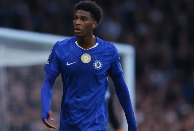 Josh Acheampong trong màu áo Chelsea.