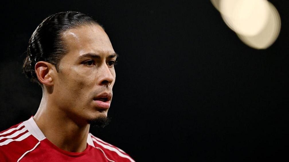 Virgil van Dijk cho rằng các cựu cầu thủ cần có trách nhiệm với những bình luận của mình dành cho các đàn em.
