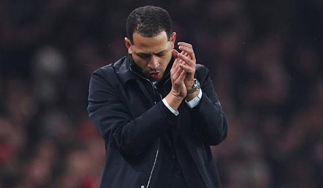 Liam Rosenior tiết lộ lý do ông sử dụng Liam Delap đá cánh ở trận đấu với Arsenal.
