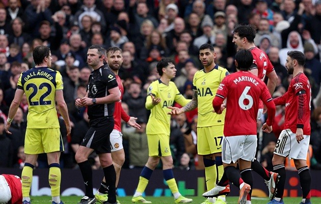 Romero đã bị đuổi khỏi sân từ sớm.