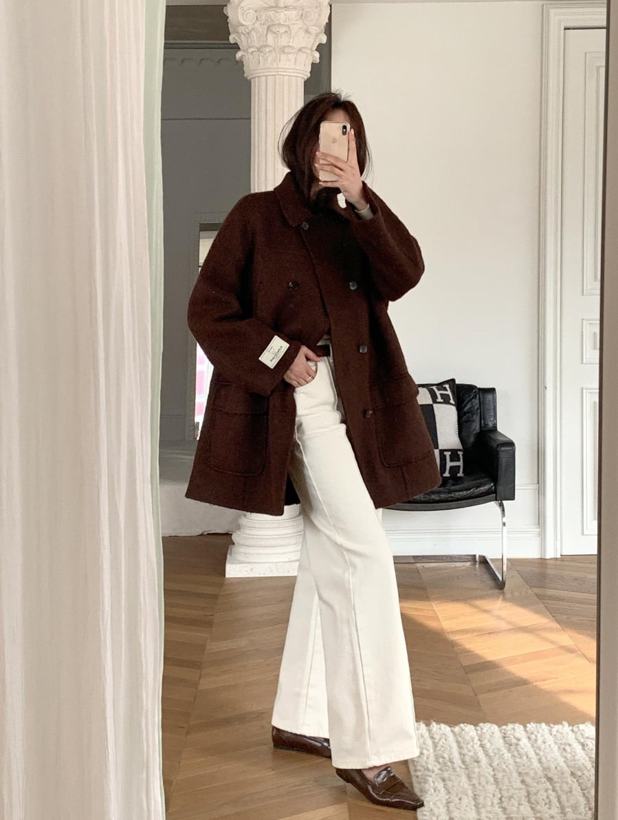 So với áo dạ dáng dài, kiểu áo này dễ phối đồ và linh hoạt hơn trong nhiều hoàn cảnh.