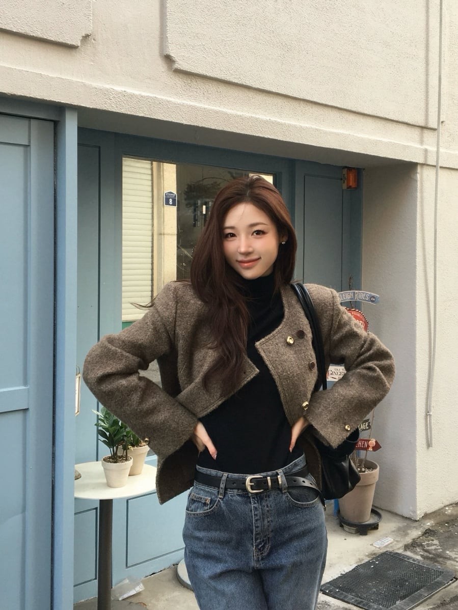 Áo khoác dạ cổ tròn thường được thiết kế dáng suông hoặc hơi ôm, có thể đi kèm hàng cúc nhỏ phía trước để tăng điểm nhấn. 