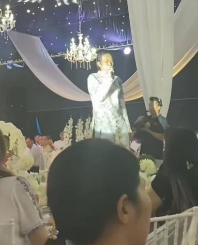 Anh thể hiện ca khúc “Ngày xuân vui cưới” như món quà tinh thần dành tặng cô dâu chú rể trong ngày trọng đại. 