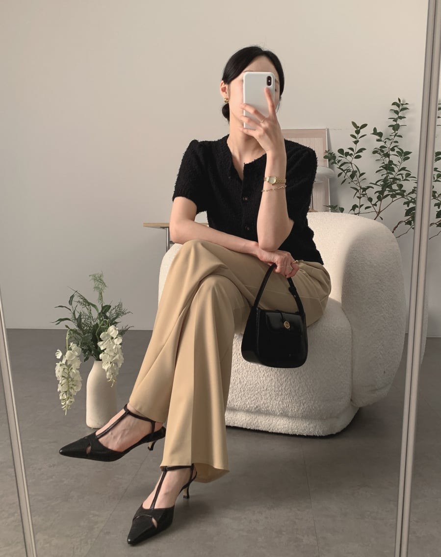 Thiết kế mũi nhọn giúp đôi chân trông thon dài hơn, đồng thời mang lại cảm giác thanh thoát cho tổng thể vóc dáng.