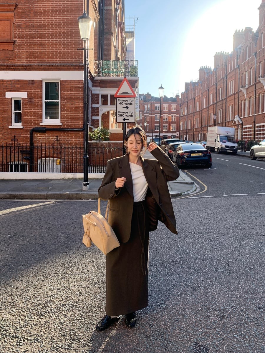 So với giày búp bê, loafer có phần cứng cáp hơn, nhưng lại không quá cầu kỳ như cao gót, tạo cảm giác thoải mái khi di chuyển.