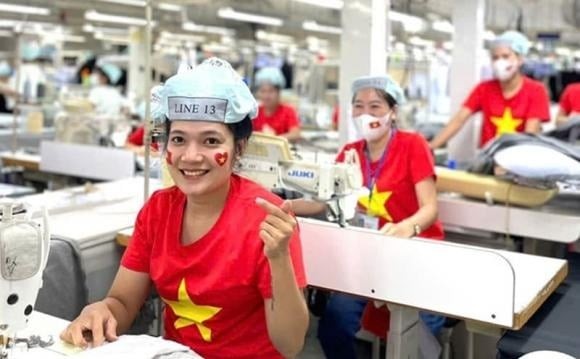 Theo quy định tại Điều 101 Bộ luật Lao động năm 2019, người lao động có quyền thỏa thuận với người sử dụng lao động về việc tạm ứng tiền lương và không phải chịu lãi suất. 