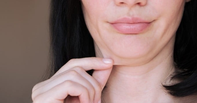 Căng thẳng kéo dài còn trực tiếp phá vỡ cấu trúc collagen và elastin, khiến da nhanh hình thành nếp nhăn và chảy xệ. 