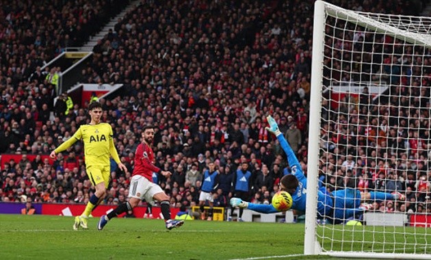 Bruno Fernandes ấn định tỷ số 2-0 cho Man Utd.
