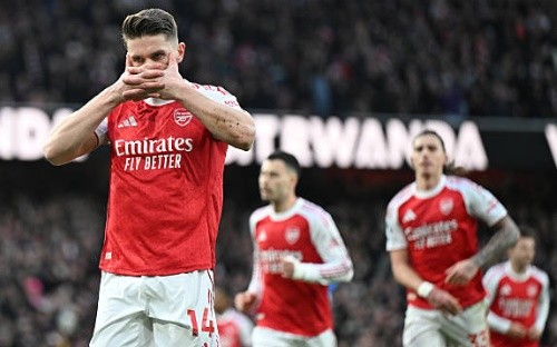 Arsenal giành trọn 3 điểm trong ngày Gyokeres lập cú đúp.