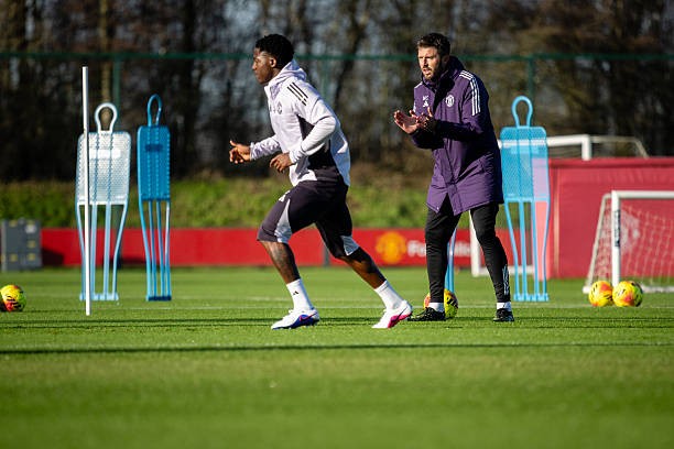 HLV Michael Carrick đang giúp Mainoo thi đấu ngày càng tiến bộ.