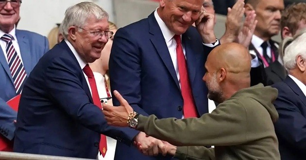 Pep trong một cuộc gặp với Sir Alex.