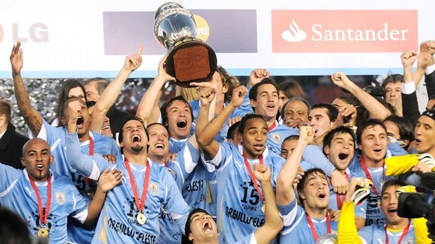 Uruguay đánh bại Paraguay 3-0 để vô địch Copa America 2011 tại Argentina.