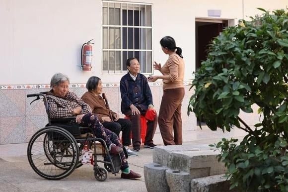 Lại có một kiểu người khác, bề ngoài luôn tỏ ra thân thiện, dễ gần, nhưng càng tiếp xúc lâu càng khiến người khác e ngại. 